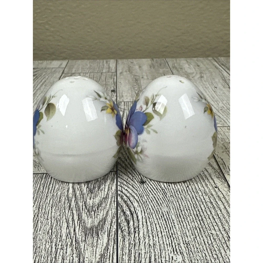 Vintage Pair Of Salt And Pepper Shakers Blue Pink Flower Cottagecore Shabby Chic